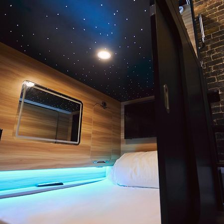 Capsule Hotel Montréal Exteriör bild