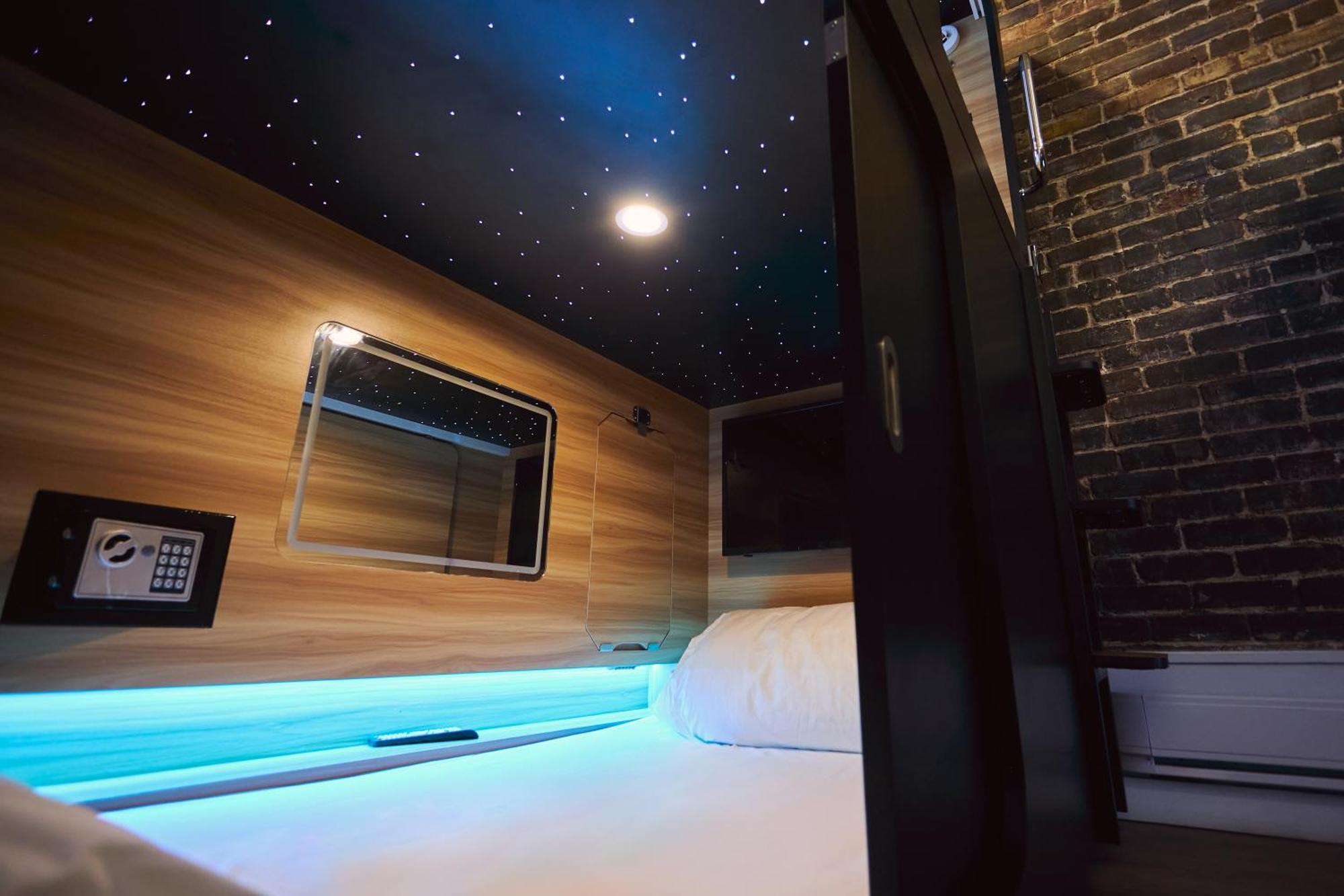 Capsule Hotel Montréal Exteriör bild