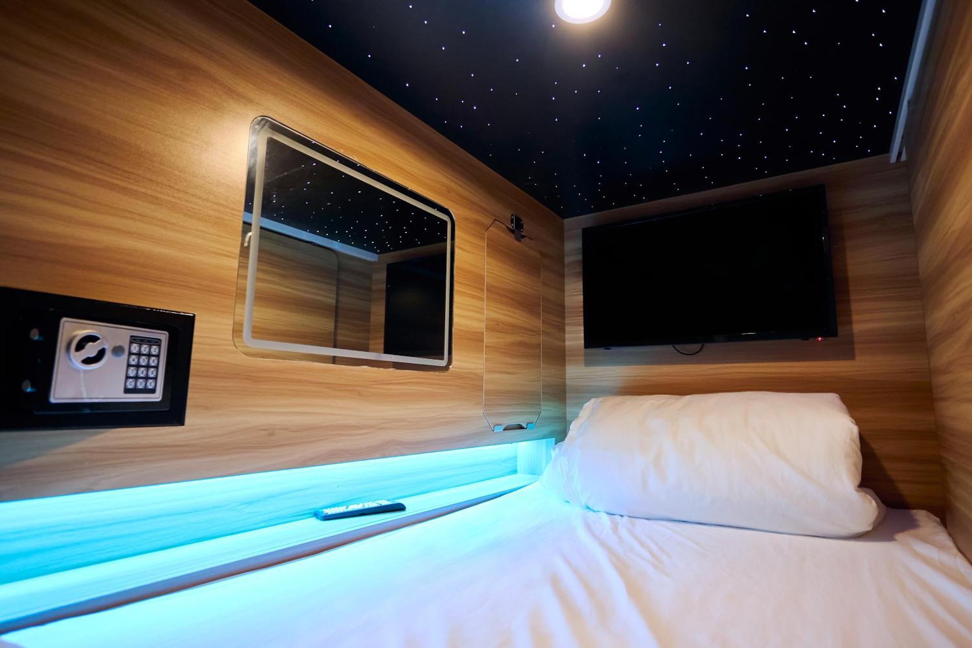 Capsule Hotel Montréal Exteriör bild