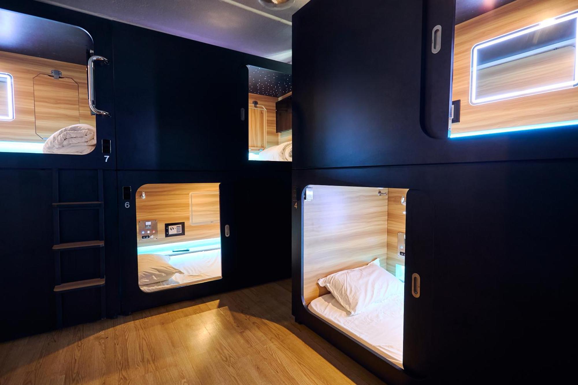 Capsule Hotel Montréal Exteriör bild